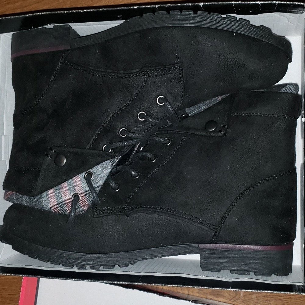 NWT black boots